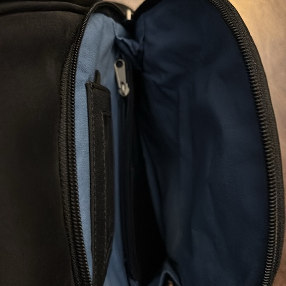 Shoulder bag/converts to a back pack. - Picture 4 of 4